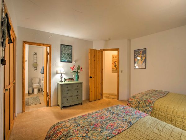 A Quick Shuttle into the Village Vacation Home Sleeps 10