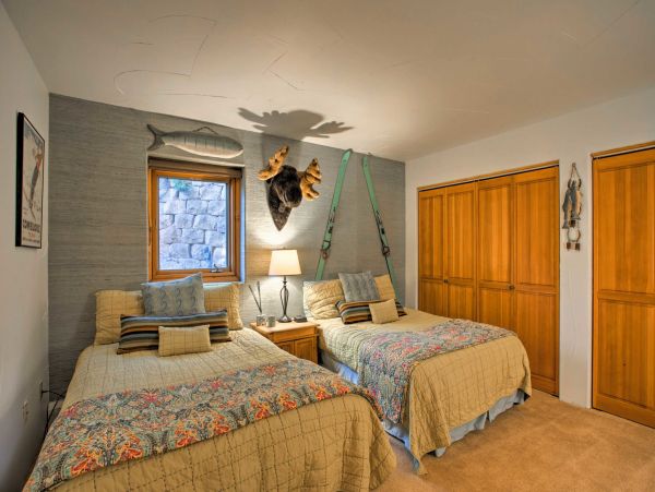 A Quick Shuttle into the Village Vacation Home Sleeps 10
