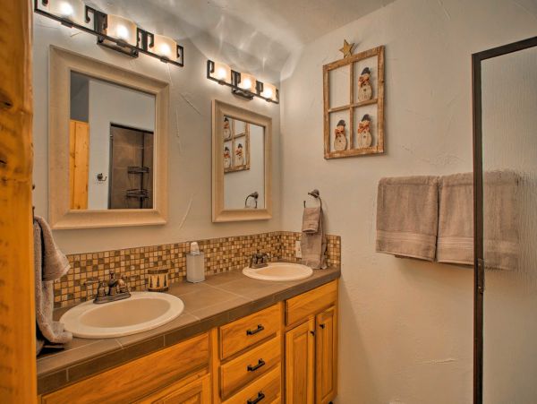 A Quick Shuttle into the Village Vacation Home Sleeps 10