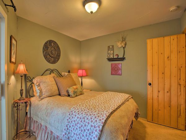 A Quick Shuttle into the Village Vacation Home Sleeps 10