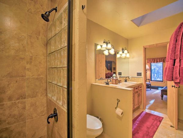A Quick Shuttle into the Village Vacation Home Sleeps 10
