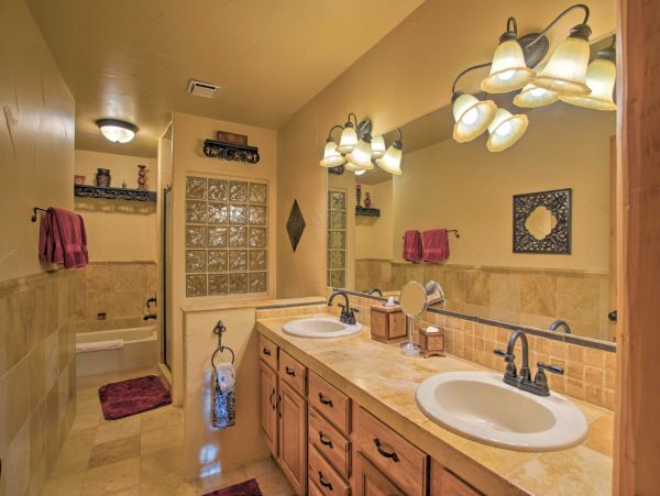 A Quick Shuttle into the Village Vacation Home Sleeps 10