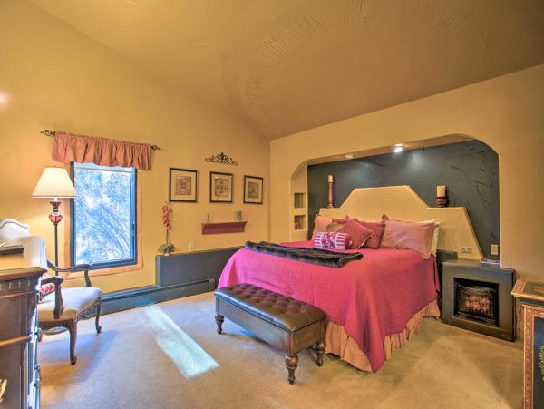 A Quick Shuttle into the Village Vacation Home Sleeps 10