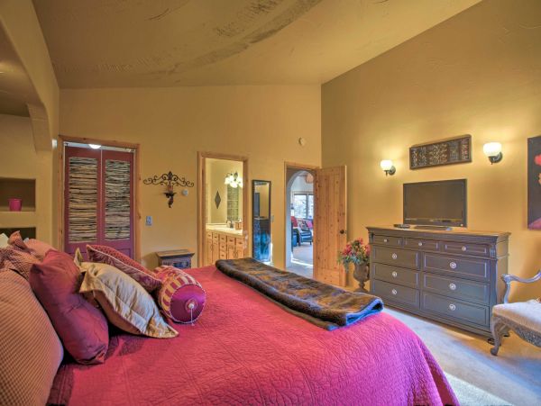 A Quick Shuttle into the Village Vacation Home Sleeps 10