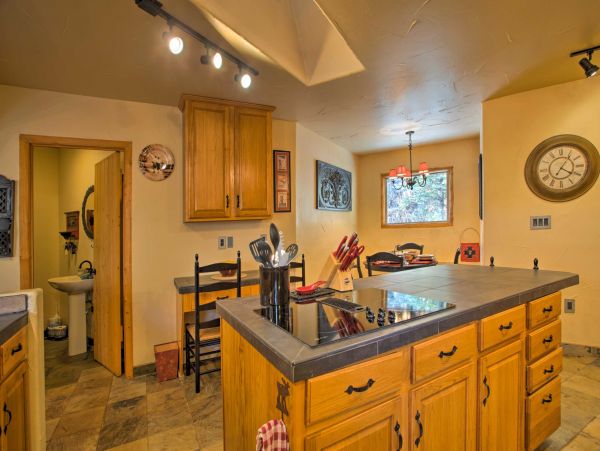 A Quick Shuttle into the Village Vacation Home Sleeps 10