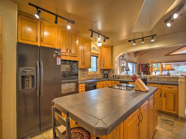 A Quick Shuttle into the Village Vacation Home Sleeps 10