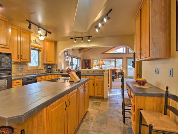 A Quick Shuttle into the Village Vacation Home Sleeps 10