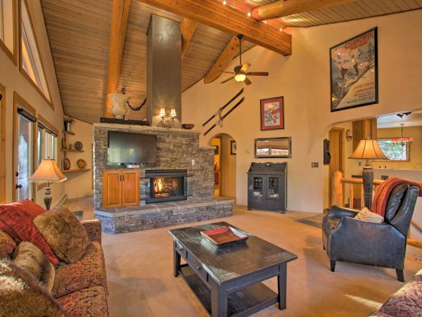 A Quick Shuttle into the Village Vacation Home Sleeps 10