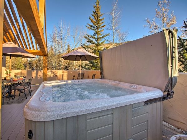 A Quick Shuttle into the Village Vacation Home Sleeps 10