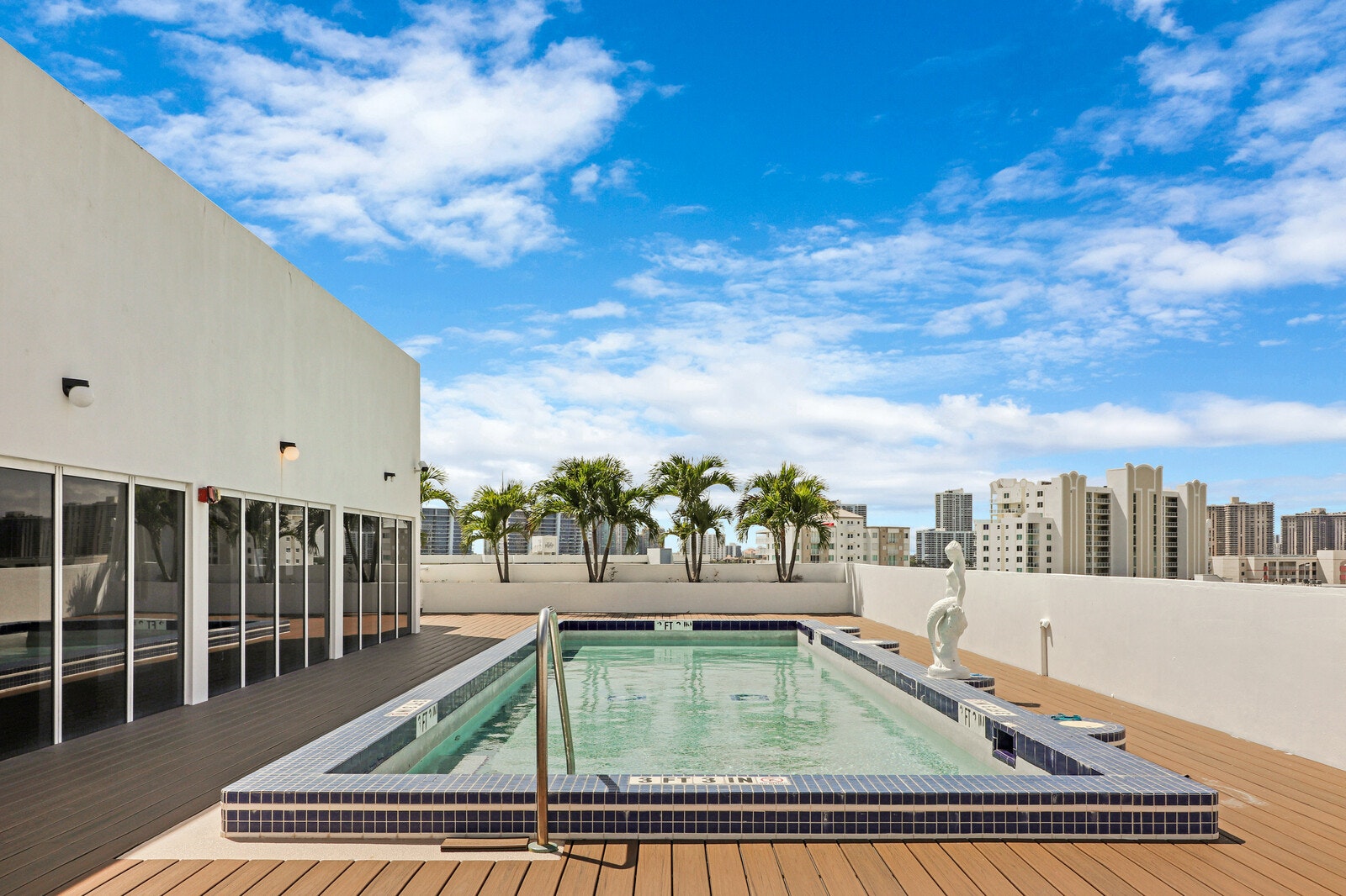 Beautiful 3 Bedroom Vacation Rental with Rooftop Pool