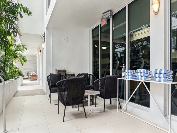 Modern 2 Bedroom Vacation Condo in Miami Sleeps 4 Guests