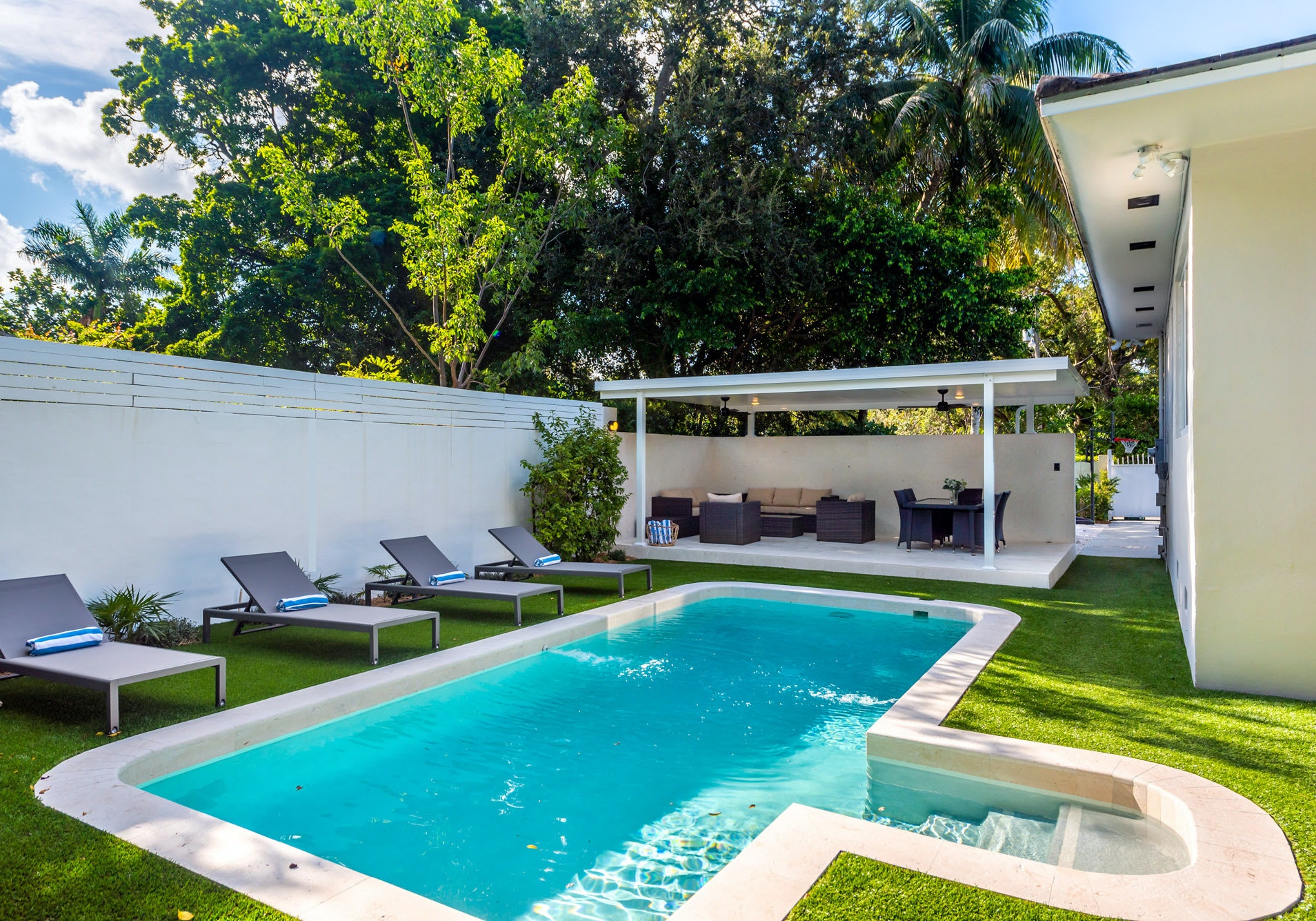 Five bedroom House with private pool, 10 min drive to Miami Beach
