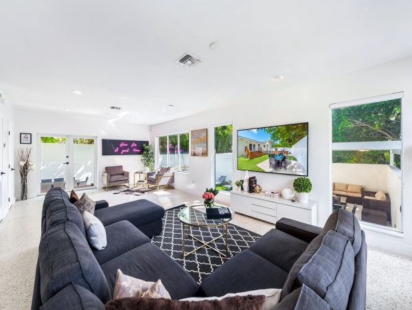 Five bedroom House with private pool, 10 min drive to Miami Beach