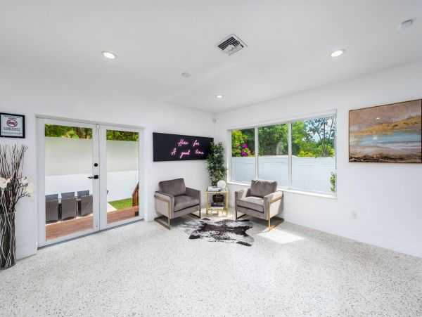 Five bedroom House with private pool, 10 min drive to Miami Beach
