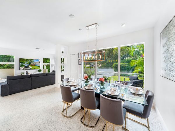 Five bedroom House with private pool, 10 min drive to Miami Beach