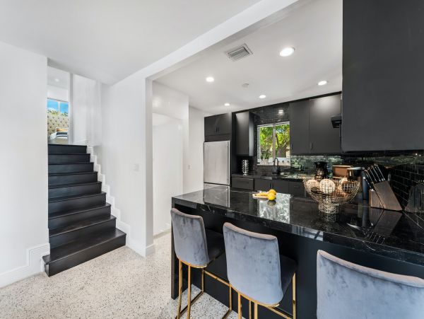 Five bedroom House with private pool, 10 min drive to Miami Beach