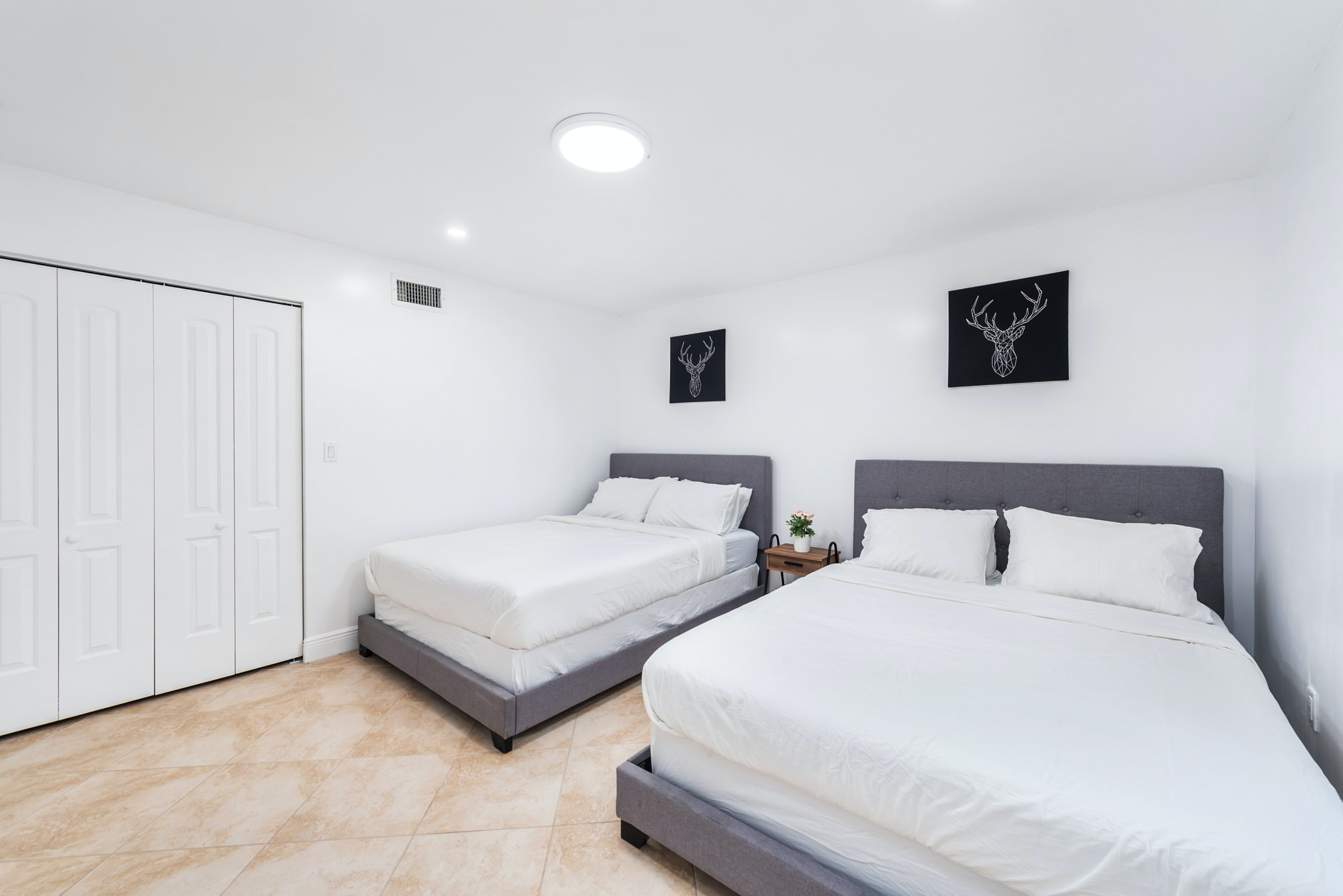 Five bedroom House with private pool, 10 min drive to Miami Beach