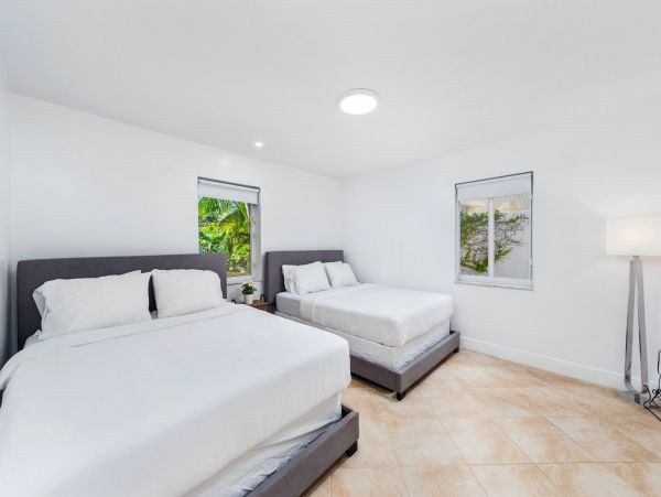 Five bedroom House with private pool, 10 min drive to Miami Beach