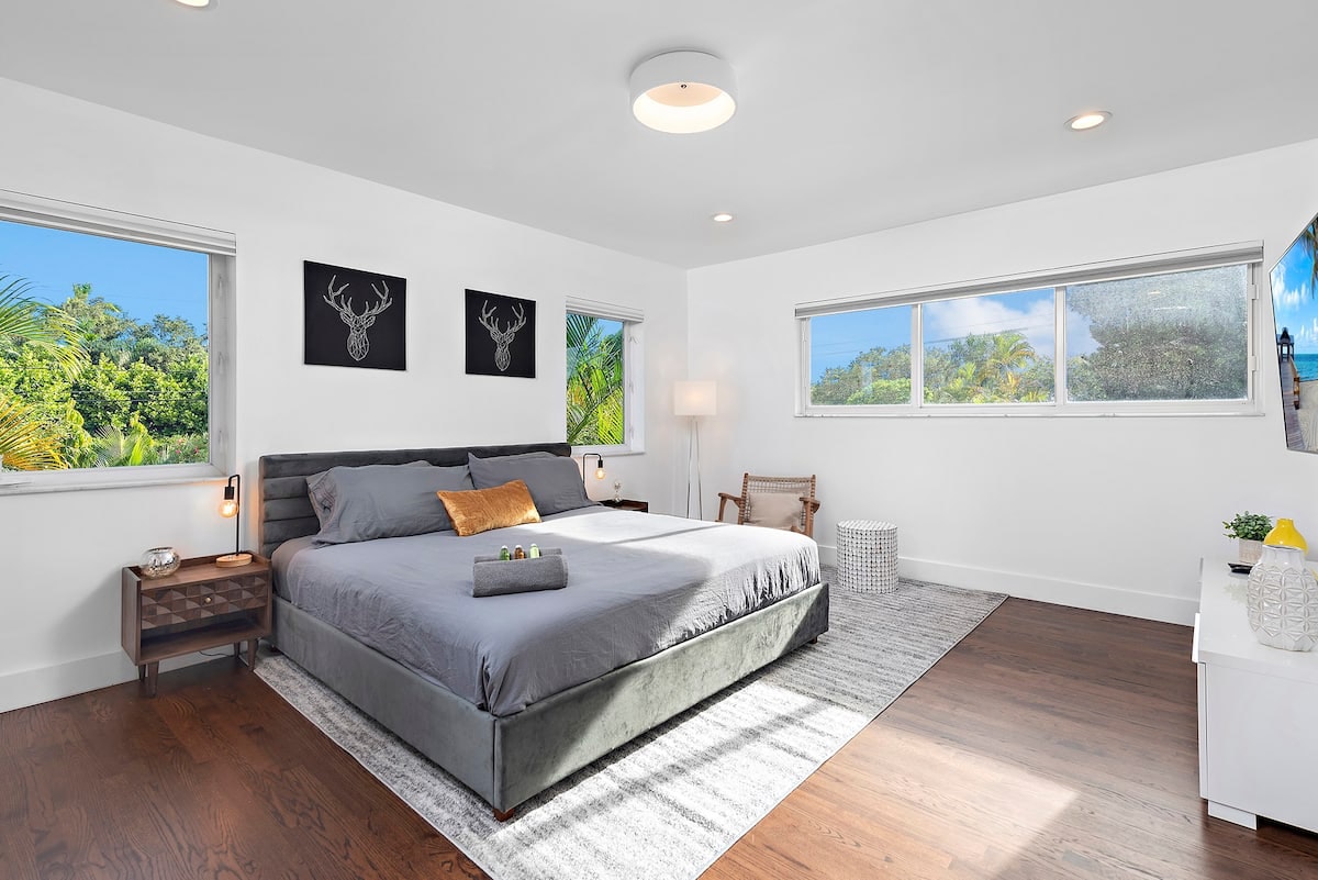 Five bedroom House with private pool, 10 min drive to Miami Beach
