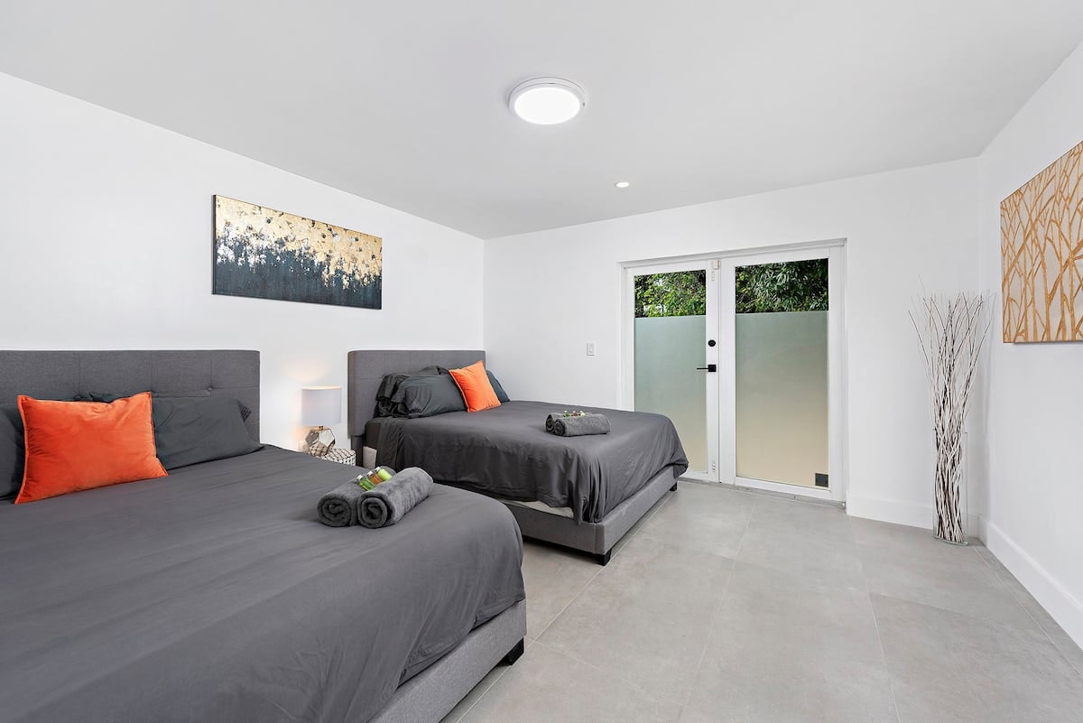 Five bedroom House with private pool, 10 min drive to Miami Beach