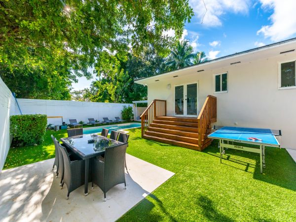 Five bedroom House with private pool, 10 min drive to Miami Beach