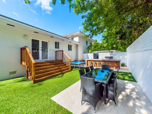 Five bedroom House with private pool, 10 min drive to Miami Beach