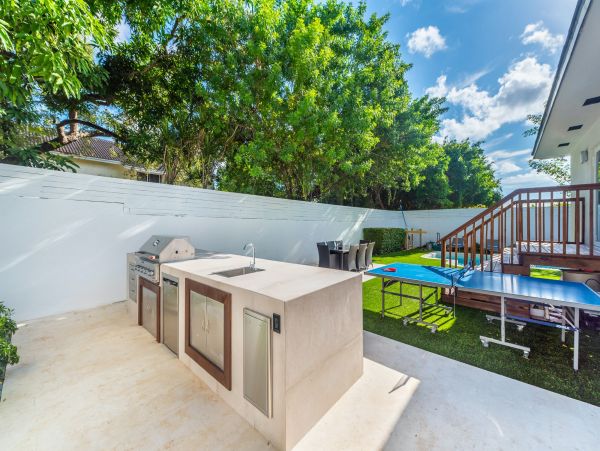 Five bedroom House with private pool, 10 min drive to Miami Beach