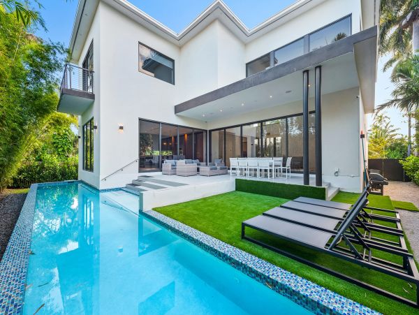 Stunning Miami Beach Vacation Villa with Private Pool Sleeps 10