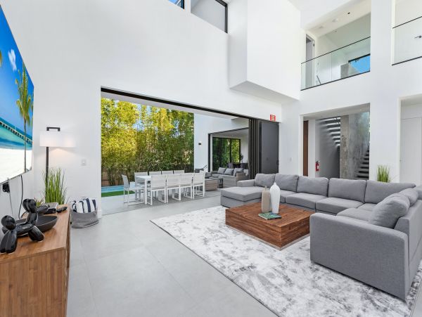 Stunning Miami Beach Vacation Villa with Private Pool Sleeps 10
