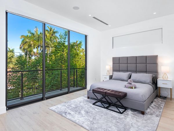 Stunning Miami Beach Vacation Villa with Private Pool Sleeps 10