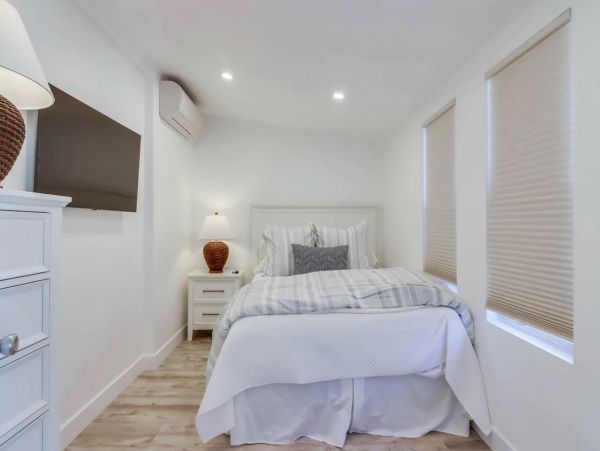 Mission Beach Vacation Home Located on Beach Sleeps 8