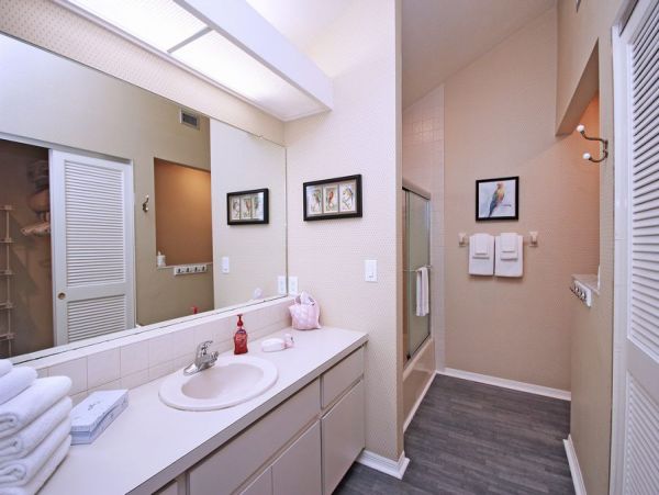 Walk to Beach Two Bedroom Vacation Home in Sanibel Sleeps 6