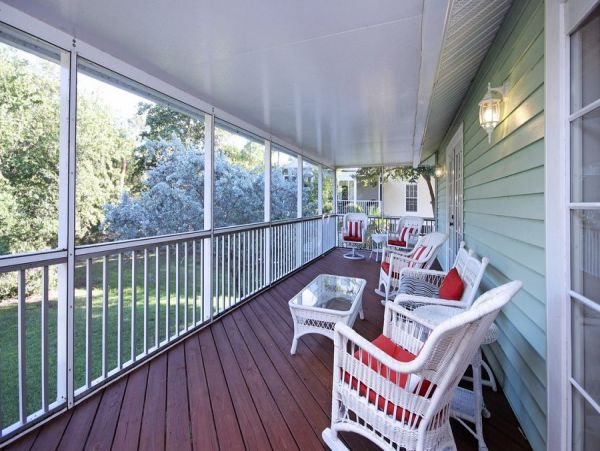 Walk to Beach Two Bedroom Vacation Home in Sanibel Sleeps 6