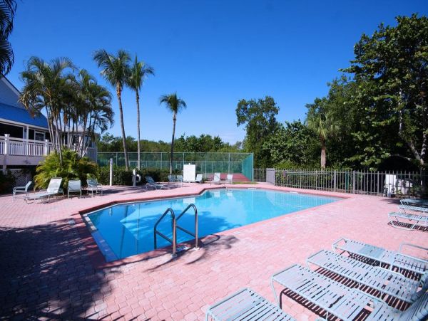 Walk to Beach Two Bedroom Vacation Home in Sanibel Sleeps 6