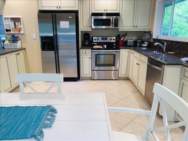 Walk to Beach Two Bedroom Vacation Home in Sanibel Sleeps 6