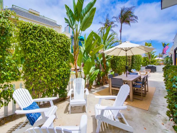 Three-Minute Walk to the Soft Sands of Mission Beach Sleeps 20 Guests