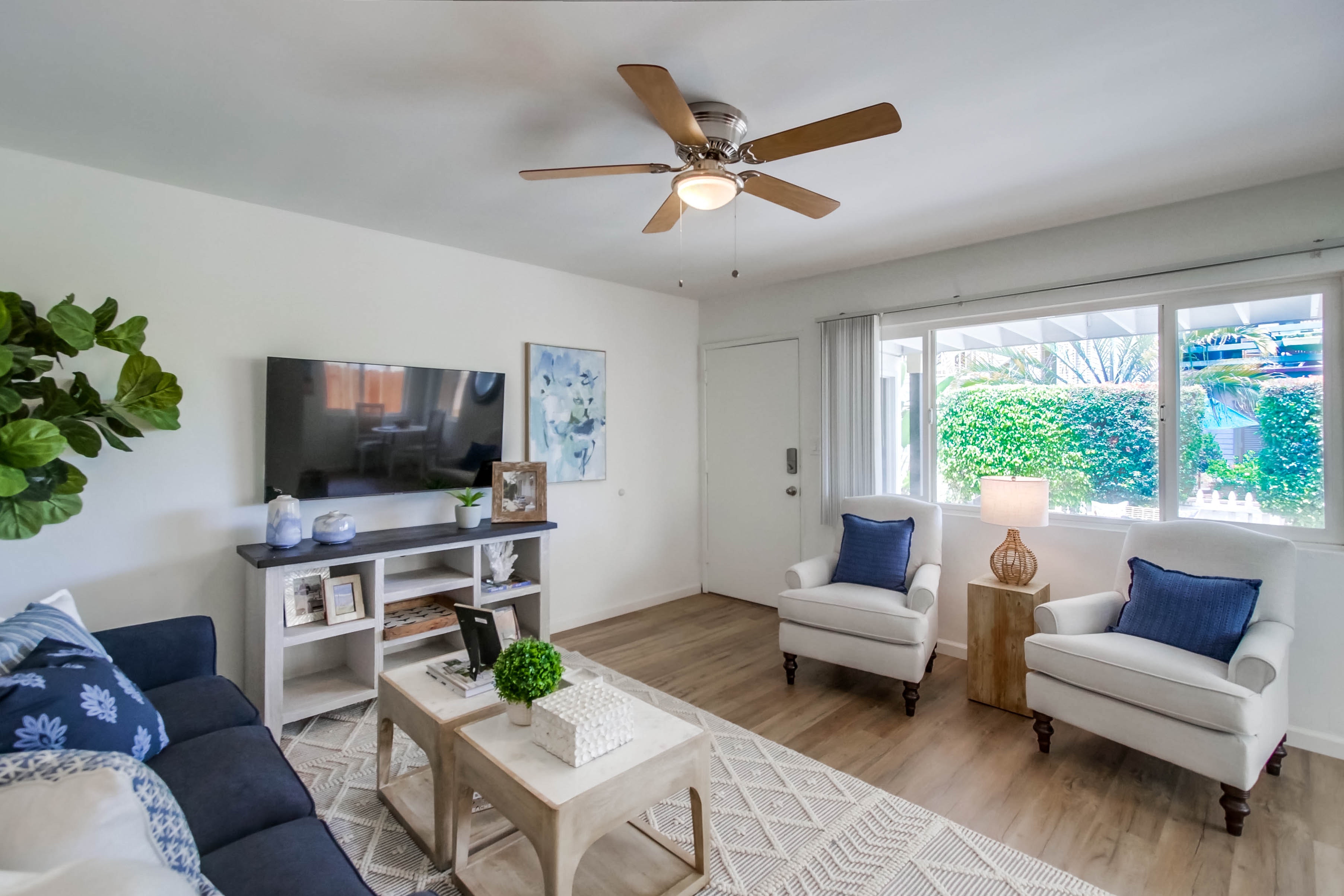 Three-Minute Walk to the Soft Sands of Mission Beach Sleeps 20 Guests