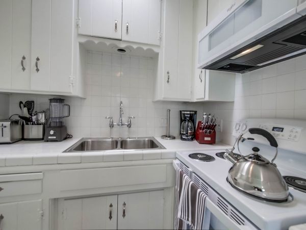 Three-Minute Walk to the Soft Sands of Mission Beach Sleeps 20 Guests