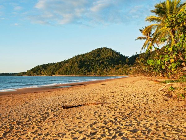 Three-Minute Walk to the Soft Sands of Mission Beach Sleeps 20 Guests