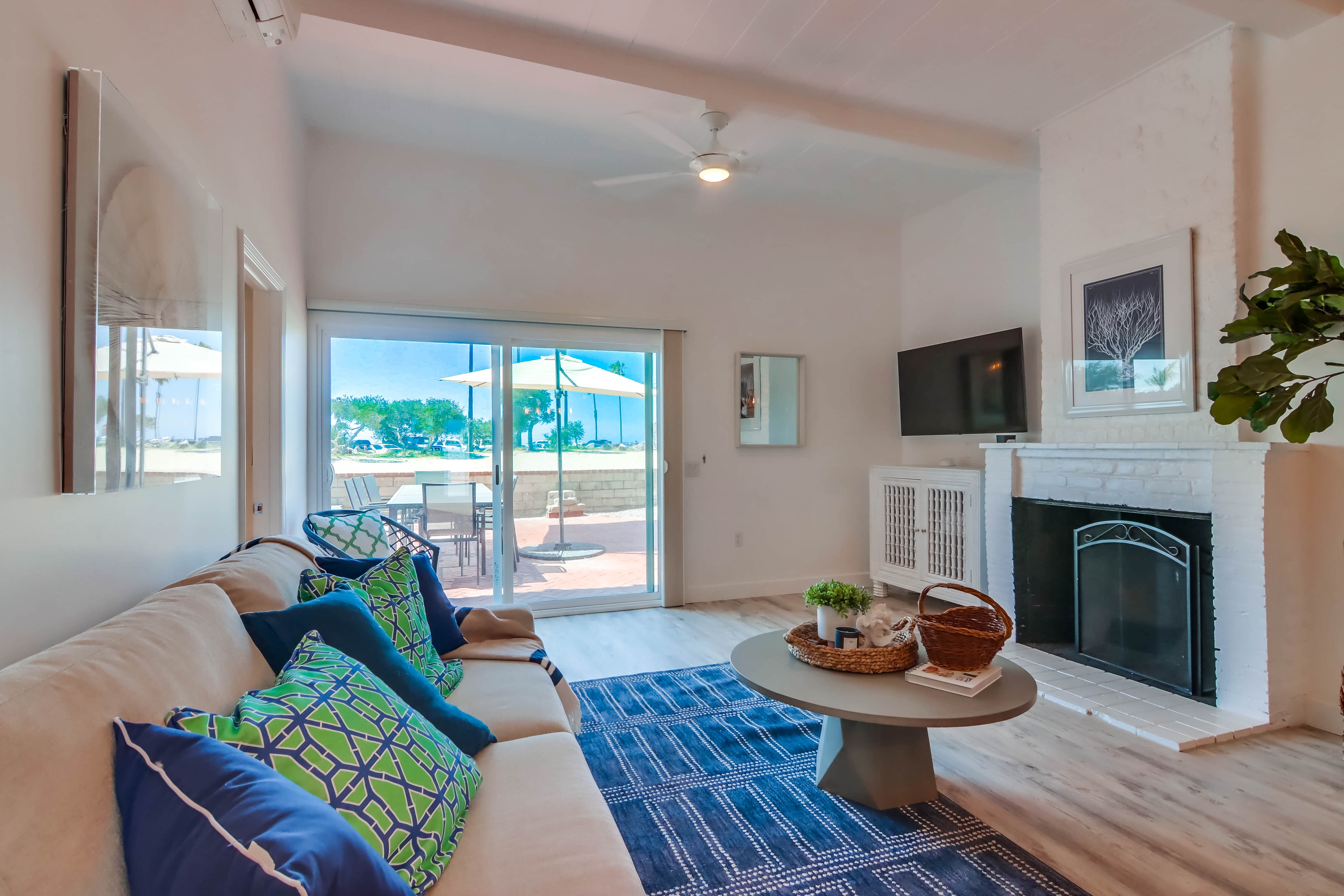 Beachfront Two Apartments Great for Large Groups Sleeps 14 Guests!
