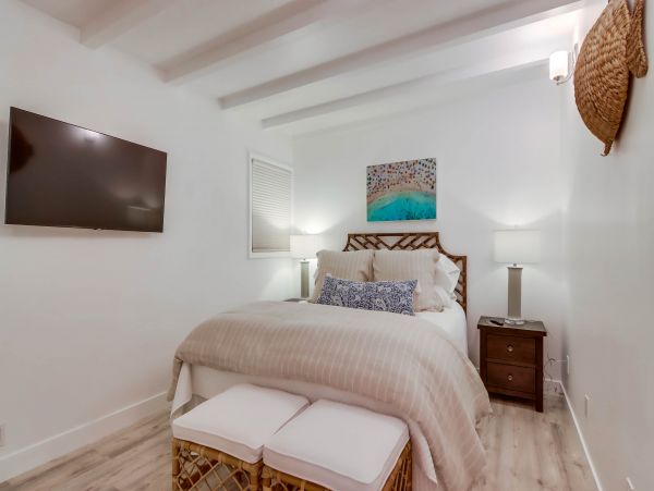 Beachfront Two Apartments Great for Large Groups Sleeps 14 Guests!