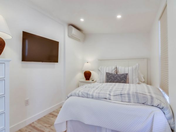 Beachfront Two Apartments Great for Large Groups Sleeps 14 Guests!
