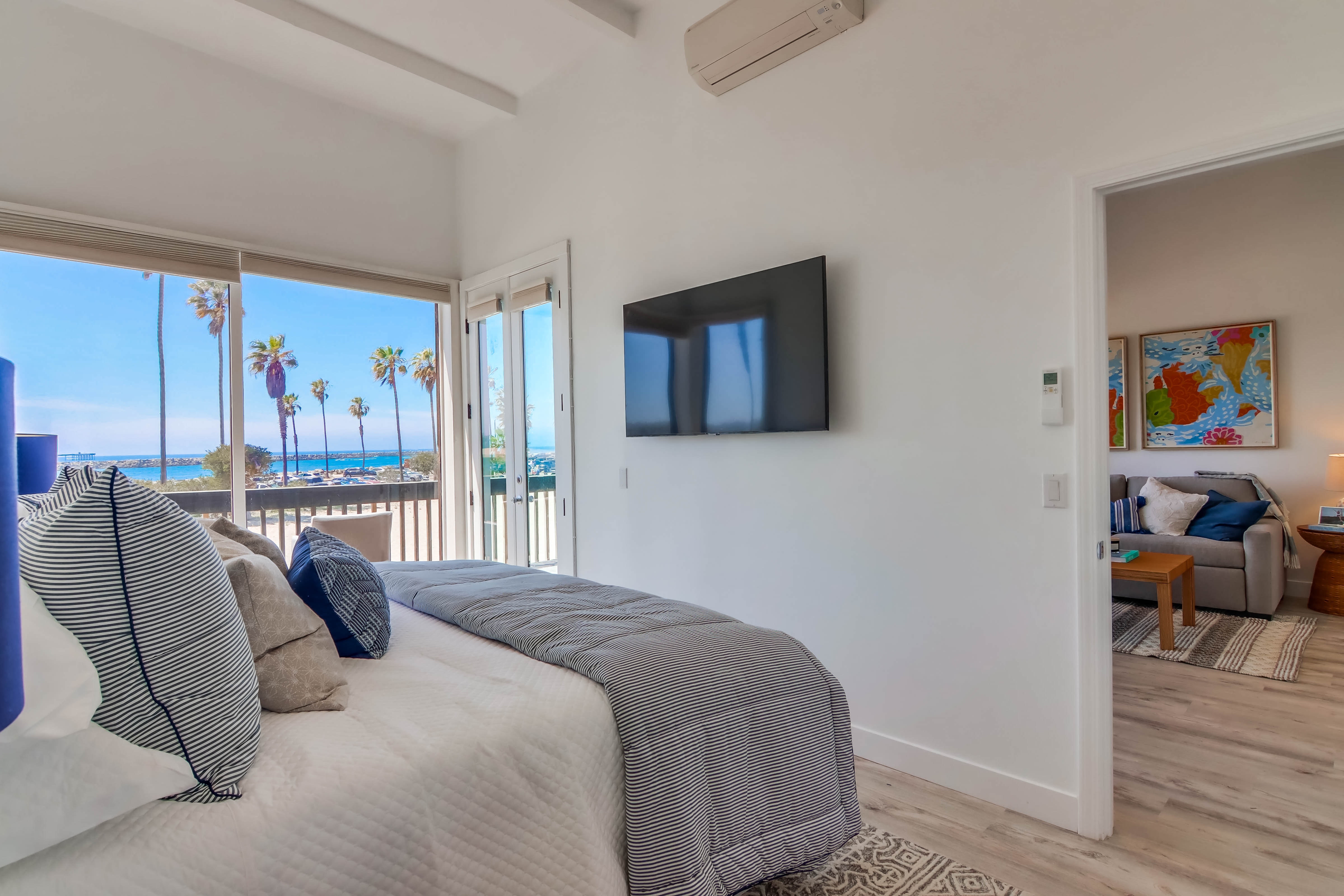 Beachfront Two Apartments Great for Large Groups Sleeps 14 Guests!