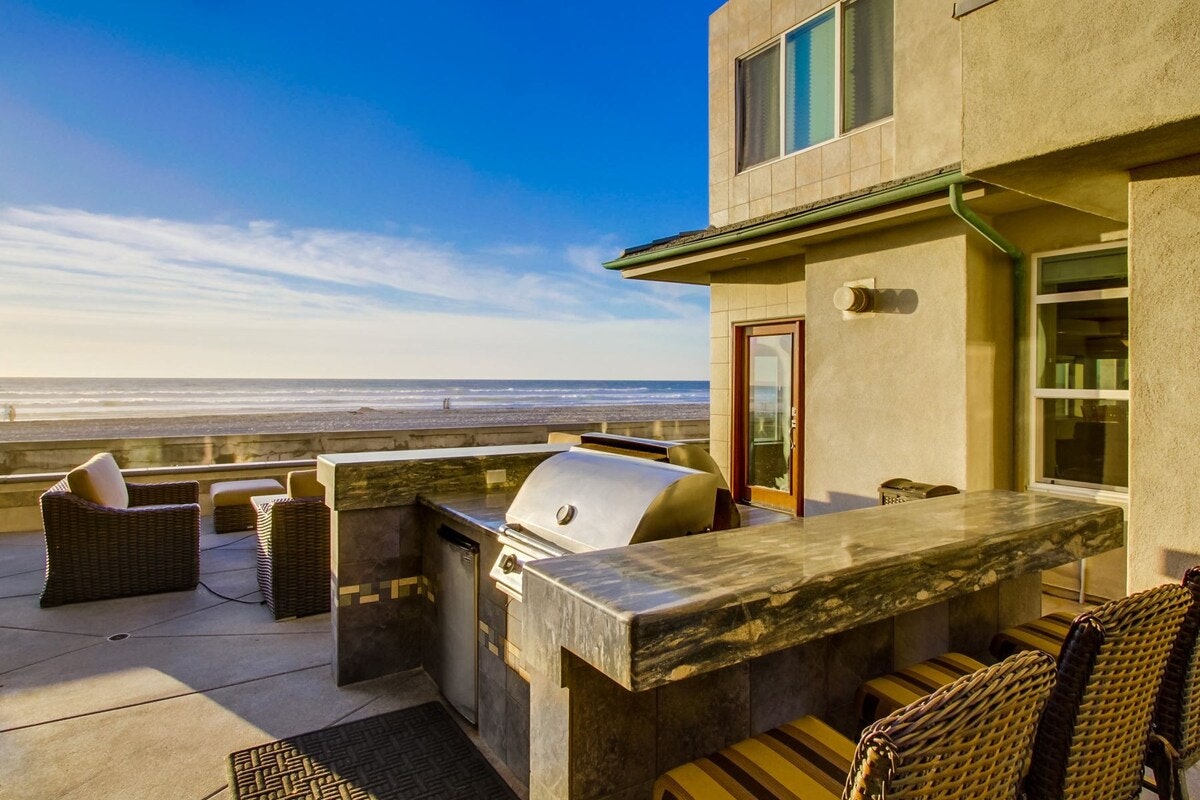 Four Bedroom Exquisite Vacation Home in Mission Beach