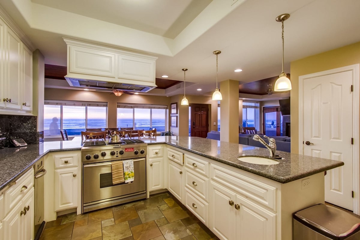 Four Bedroom Exquisite Vacation Home in Mission Beach