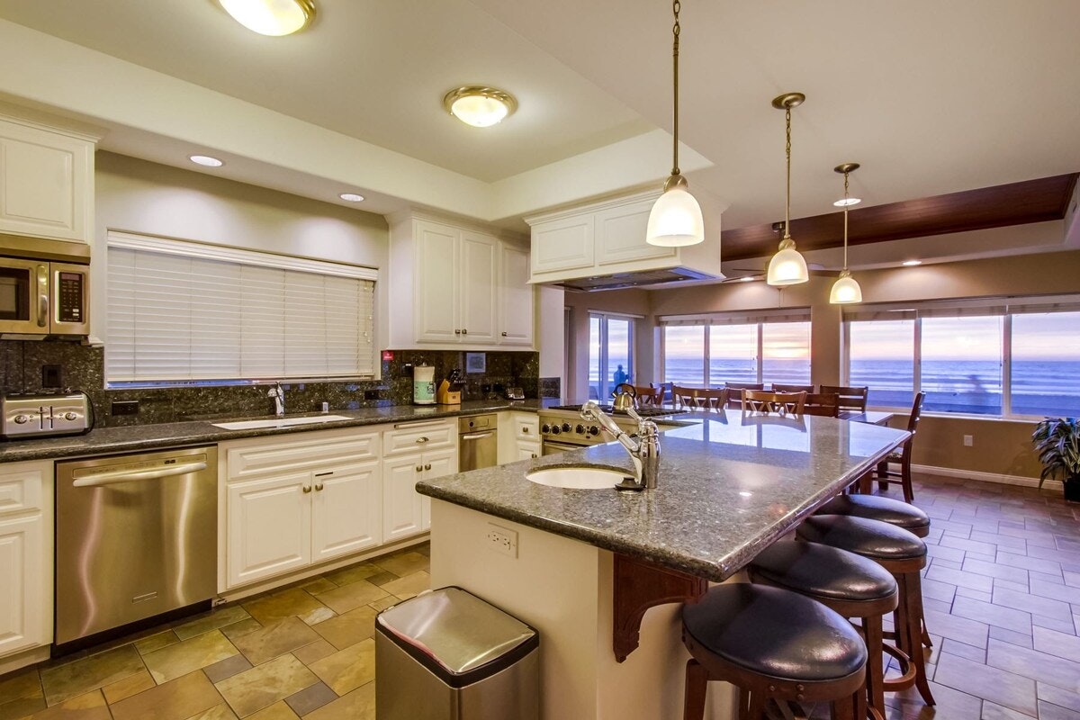 Four Bedroom Exquisite Vacation Home in Mission Beach