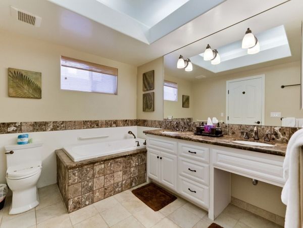Four Bedroom Exquisite Vacation Home in Mission Beach