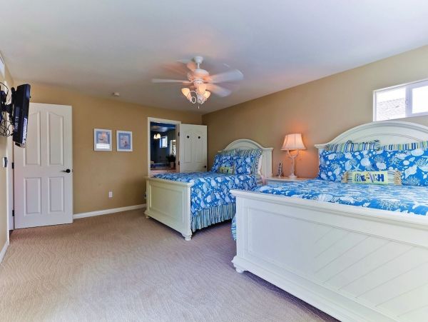 Four Bedroom Exquisite Vacation Home in Mission Beach