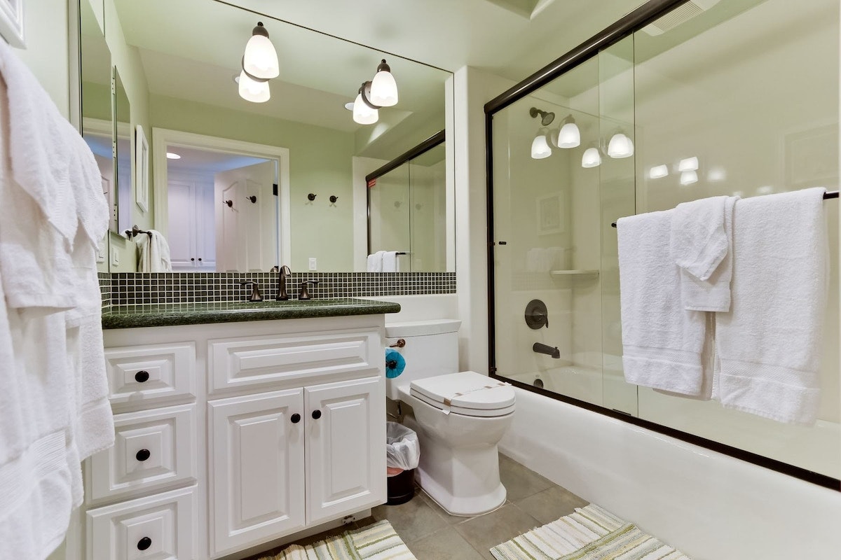 Four Bedroom Exquisite Vacation Home in Mission Beach