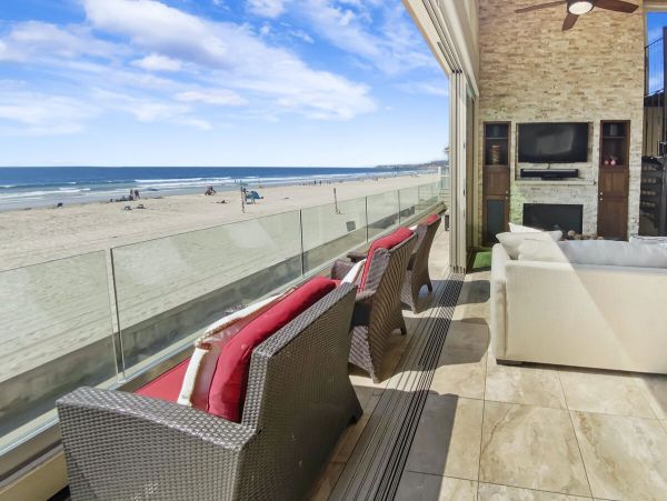 Mission Beach Four Bedroom Family Home Right on the Beach